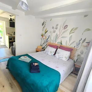 Le Tigite B&b, Autonome Avec Entree Independante, Petit-dej Et Linge Fourni, Pour 1 A 4p -queen Size Et Canape Lit Double- Couette-café